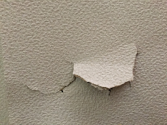 壁紙クロスがめくれて破れた 壁紙の補修は はがせる壁紙シール